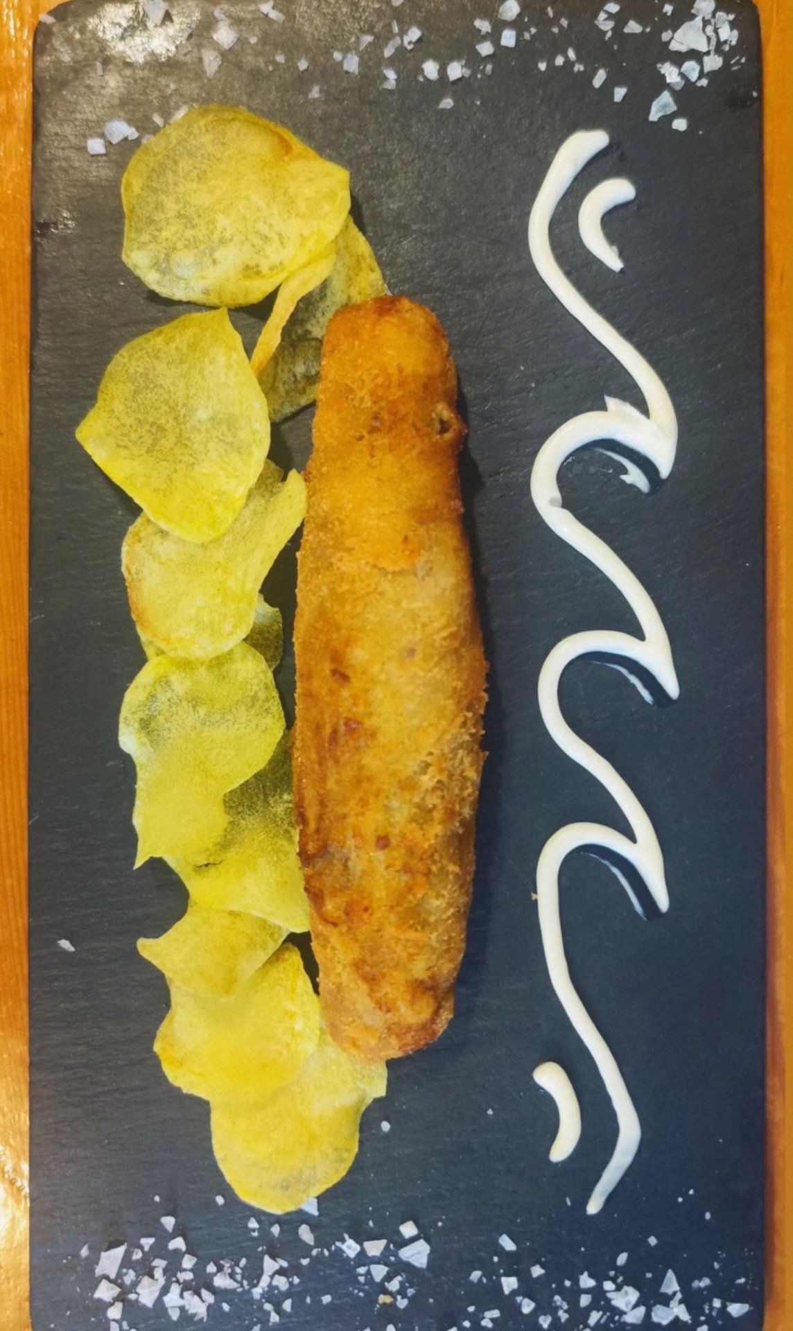 Flamenquín casero con patatas chips y salsa