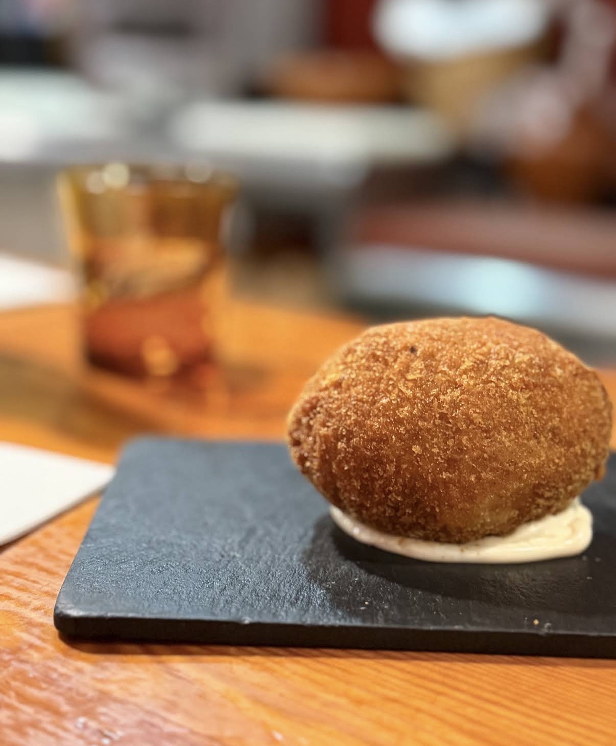 Croqueta cremosa recién hecha