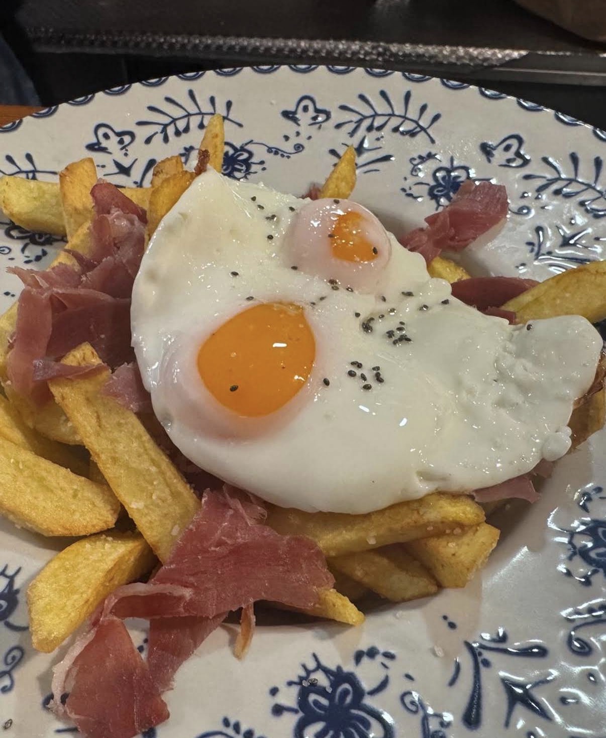 Huevos rotos con jamón y patatas
